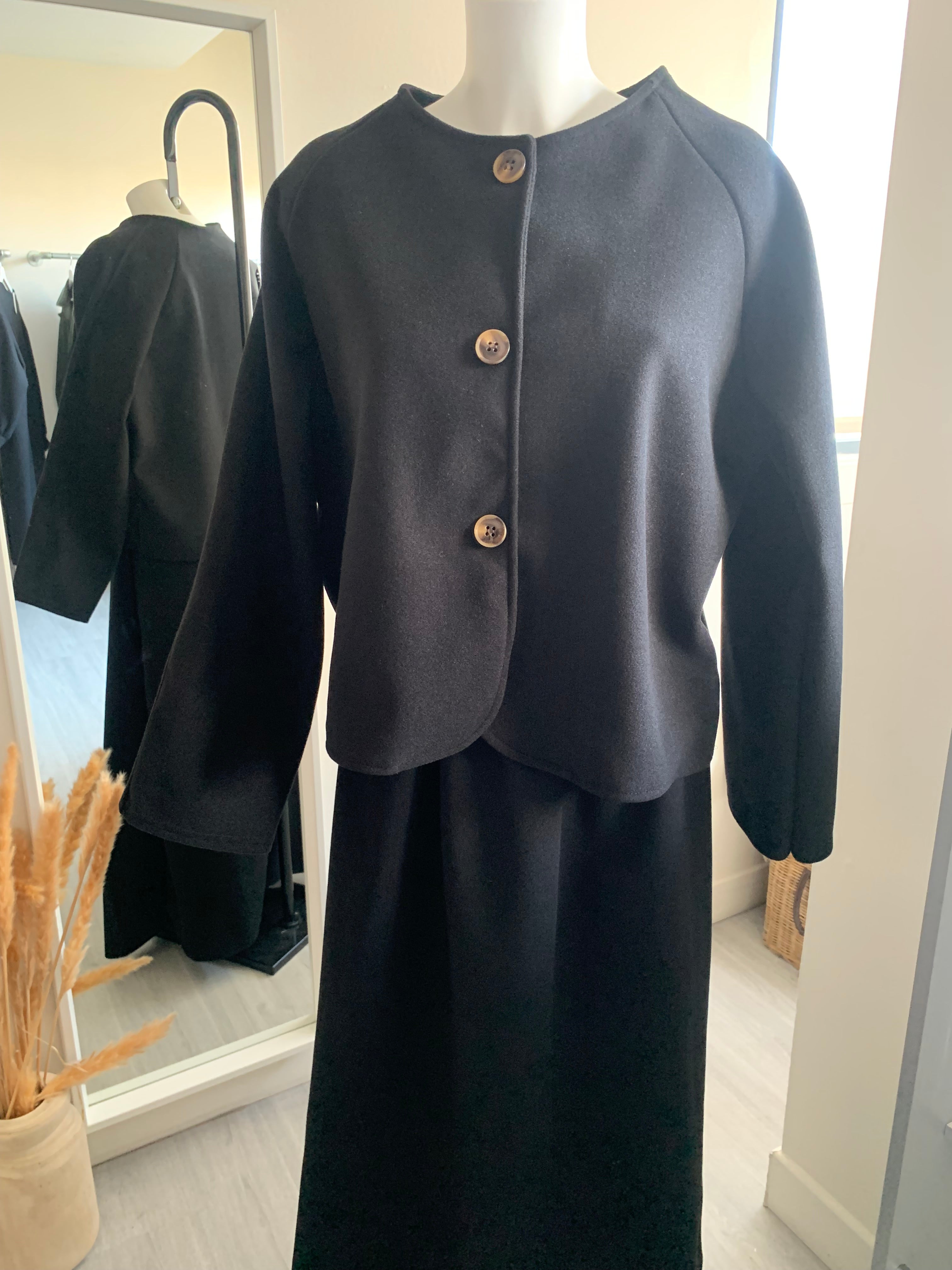 ENSEMBLE NOIR GILET AVEC BOUTONS + JUPE