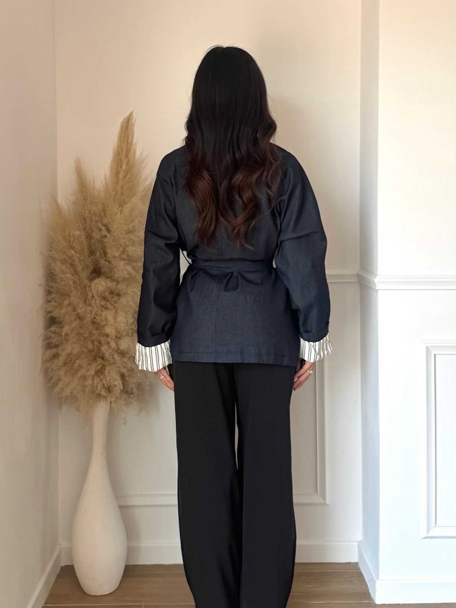 Trench oversize en jean ceinturé – style chic & moderne