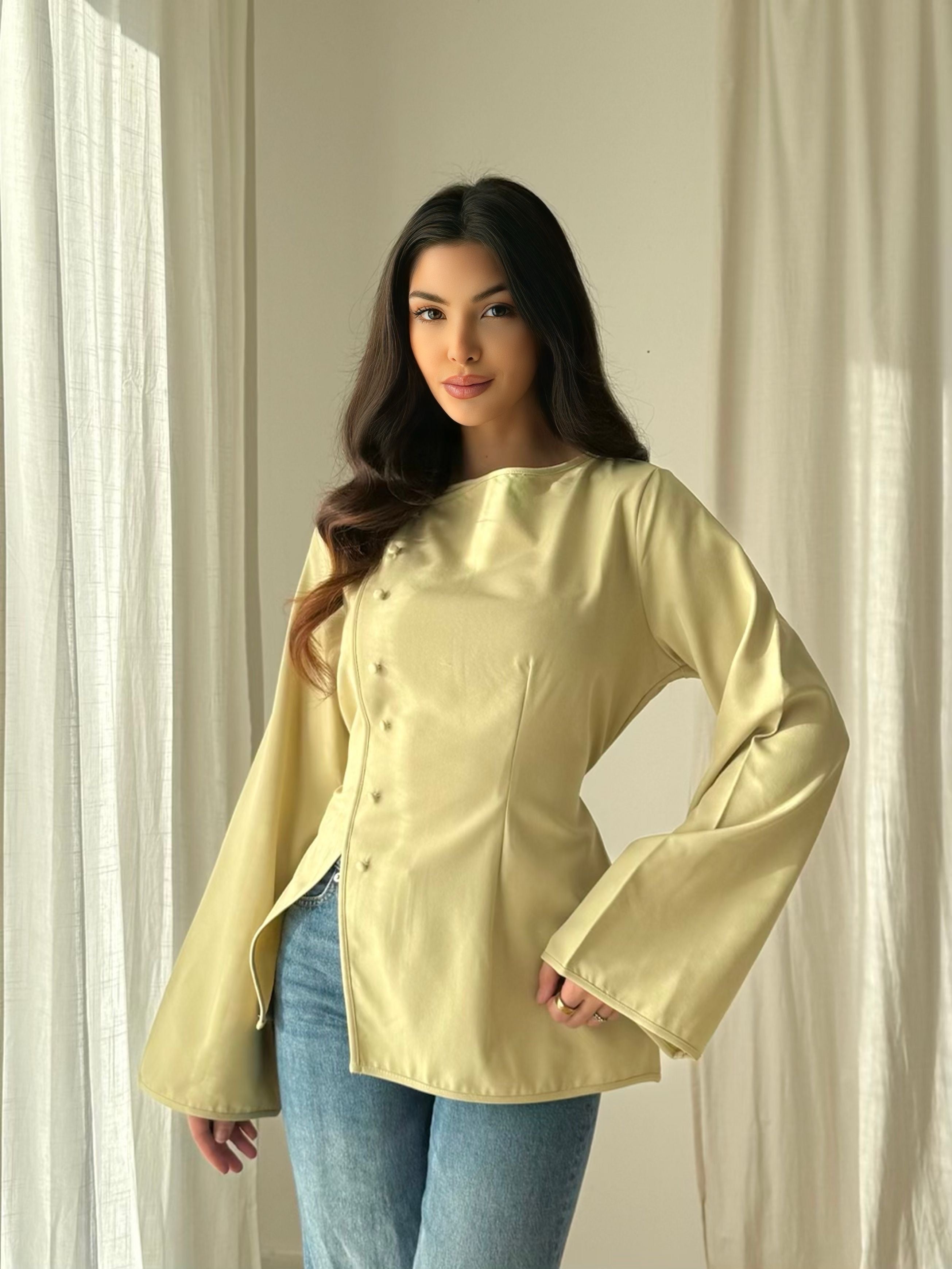 Haut fluide beige doré – Manches évasées, taille ajustable au dos