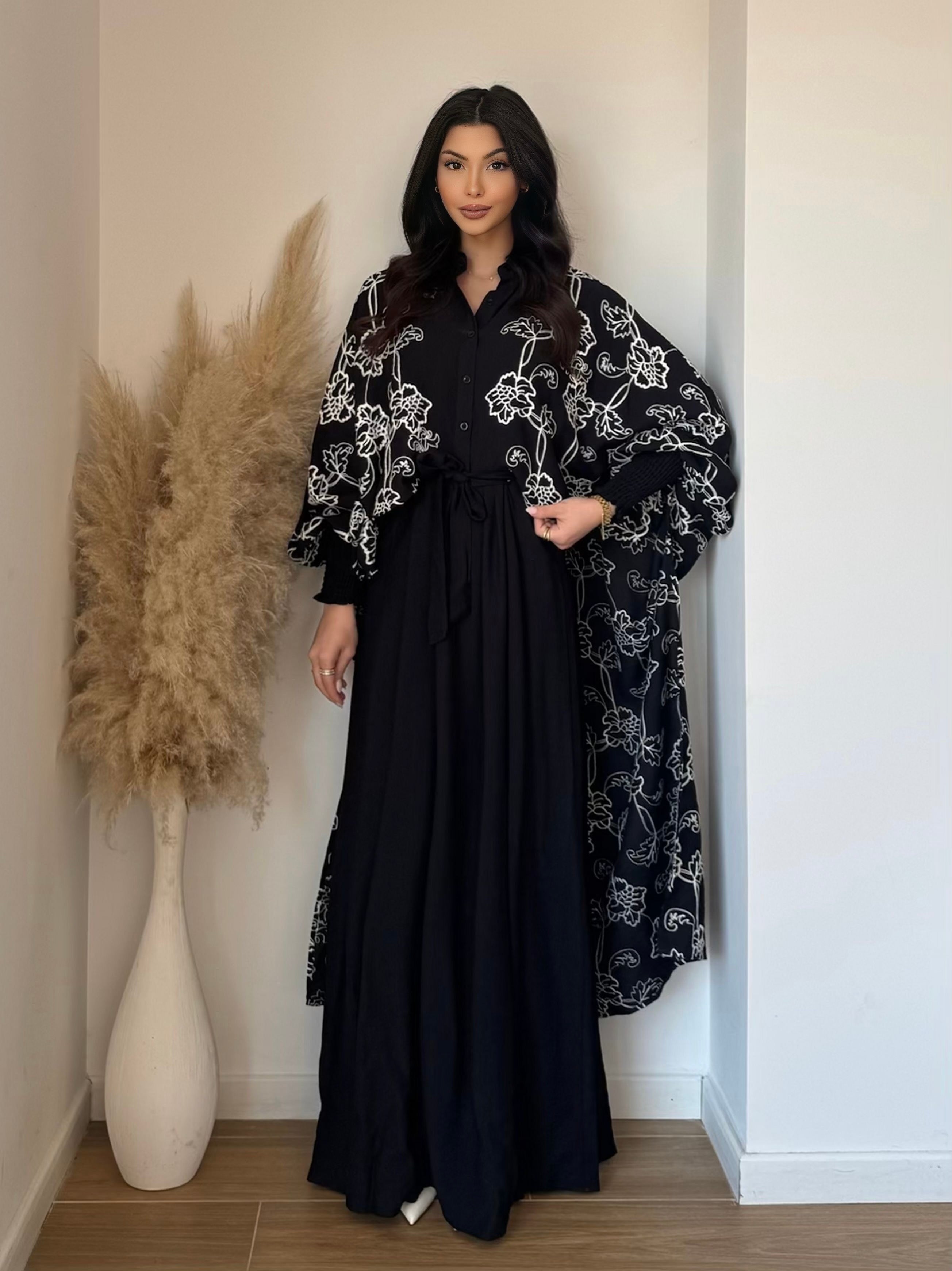 ROBE À BRETELLES RÉGLABLES + GILET/CAPE LONGUE