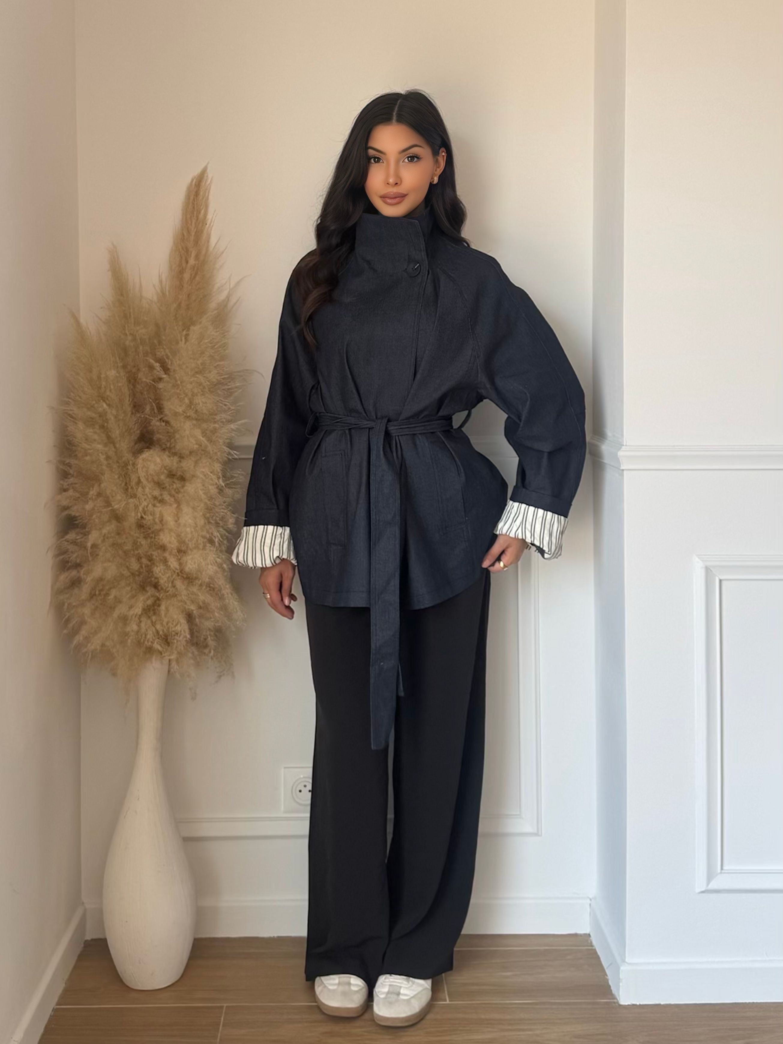 Trench oversize en jean ceinturé – style chic & moderne