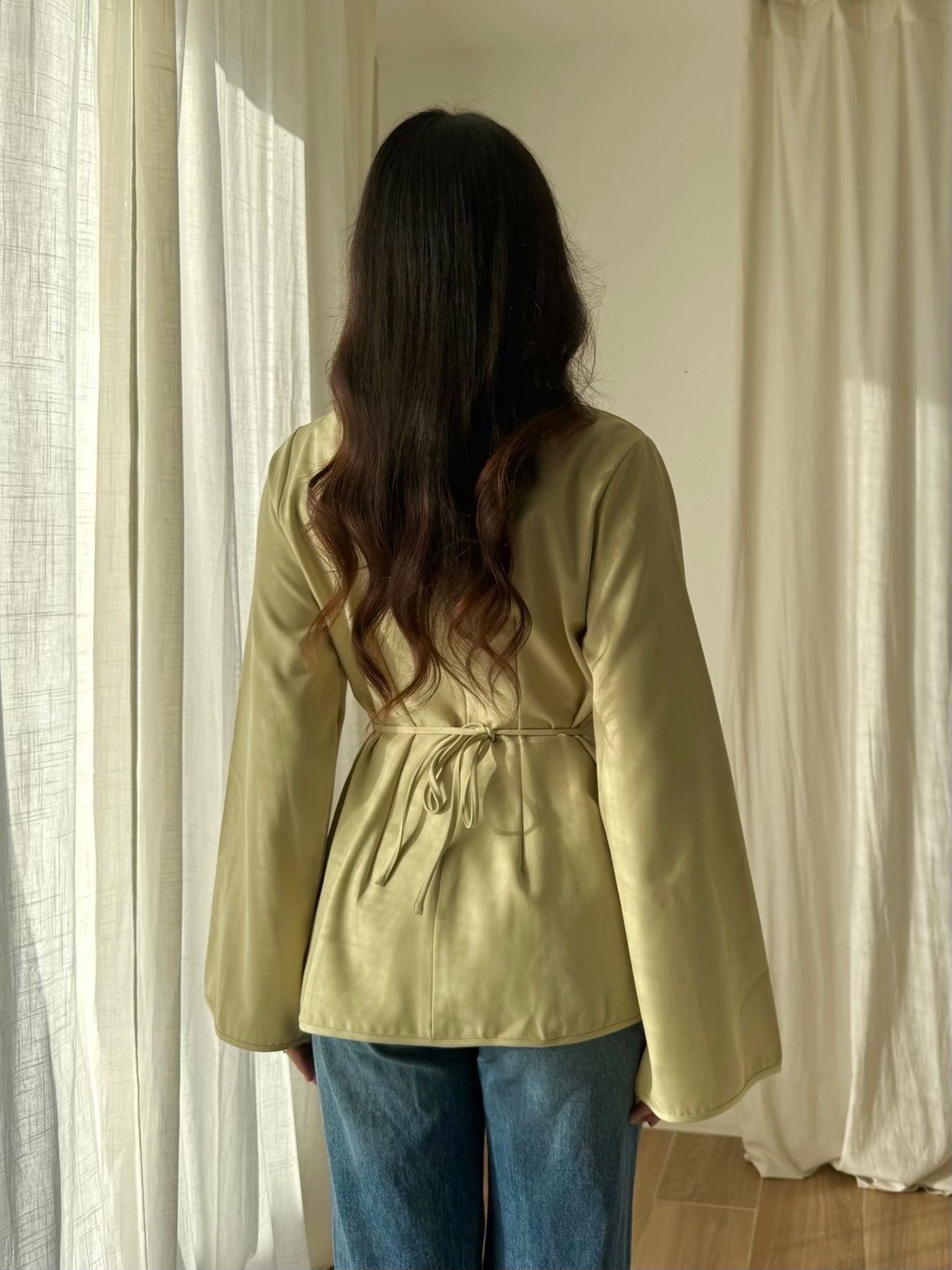 Haut fluide beige doré – Manches évasées, taille ajustable au dos