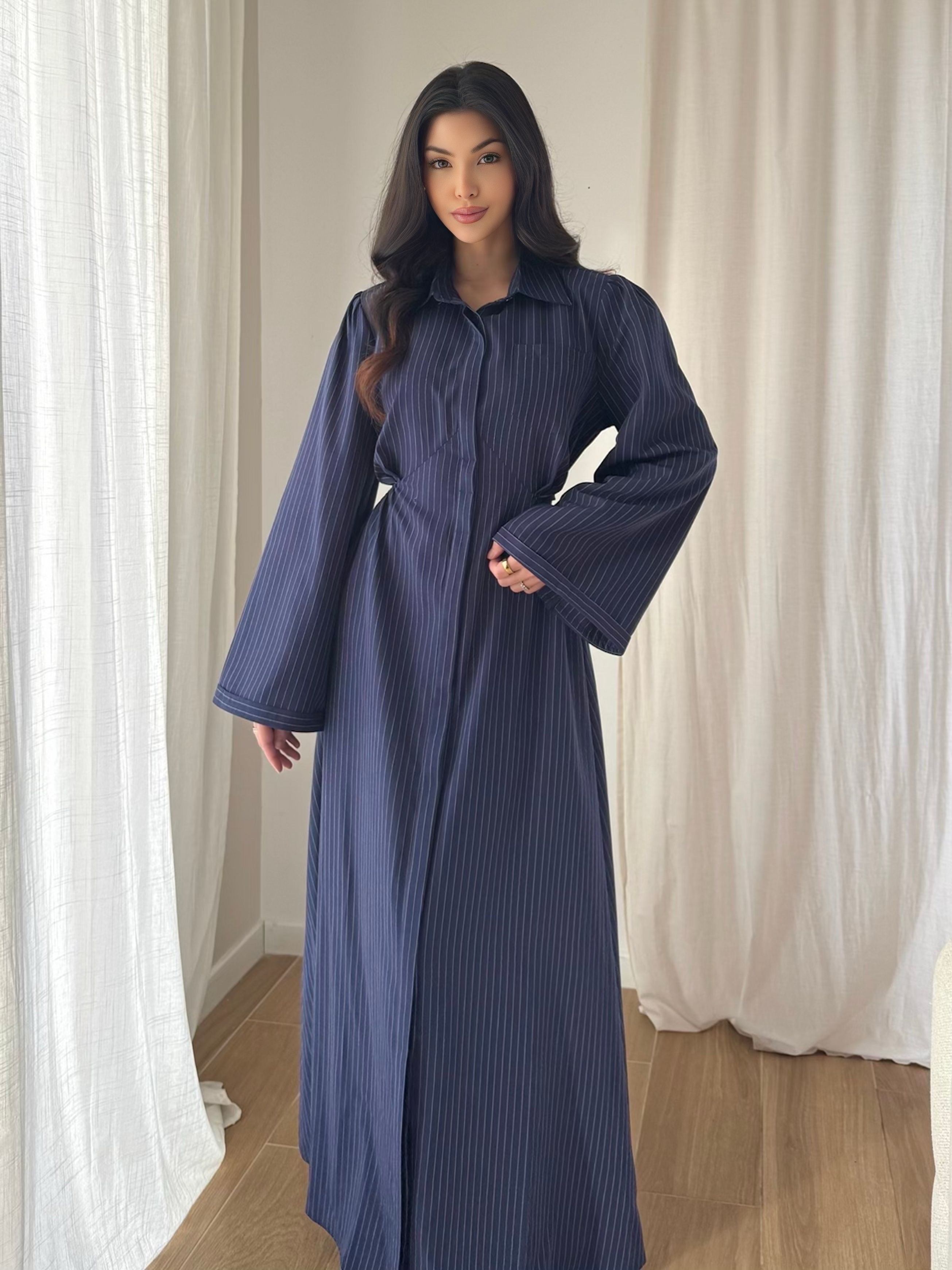 Robe longue rayée bleu marine – Coupe fluide ceinturée, manches larges
