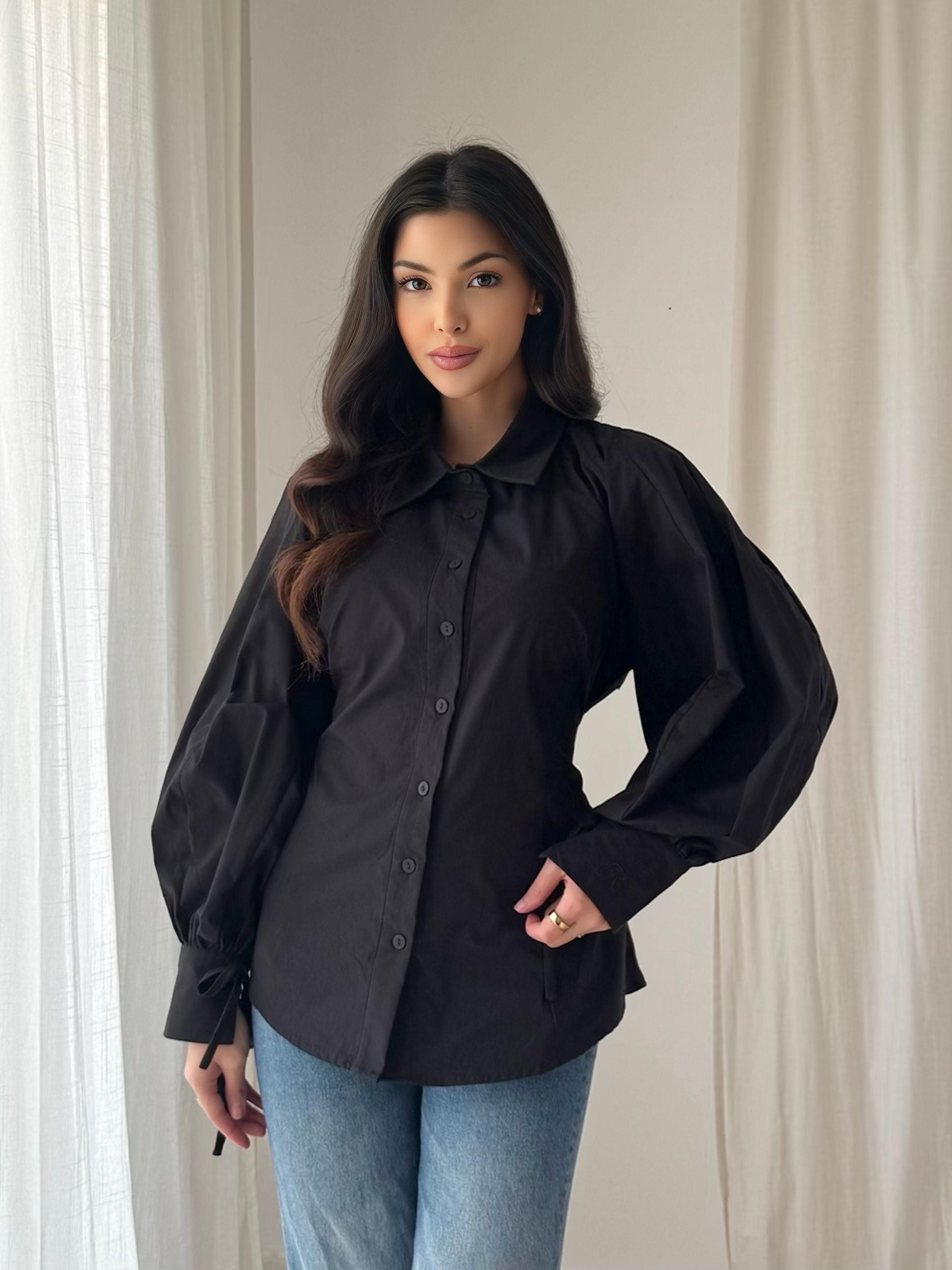 Chemise noire en coton – Manches ballon, dos ajustable à lien