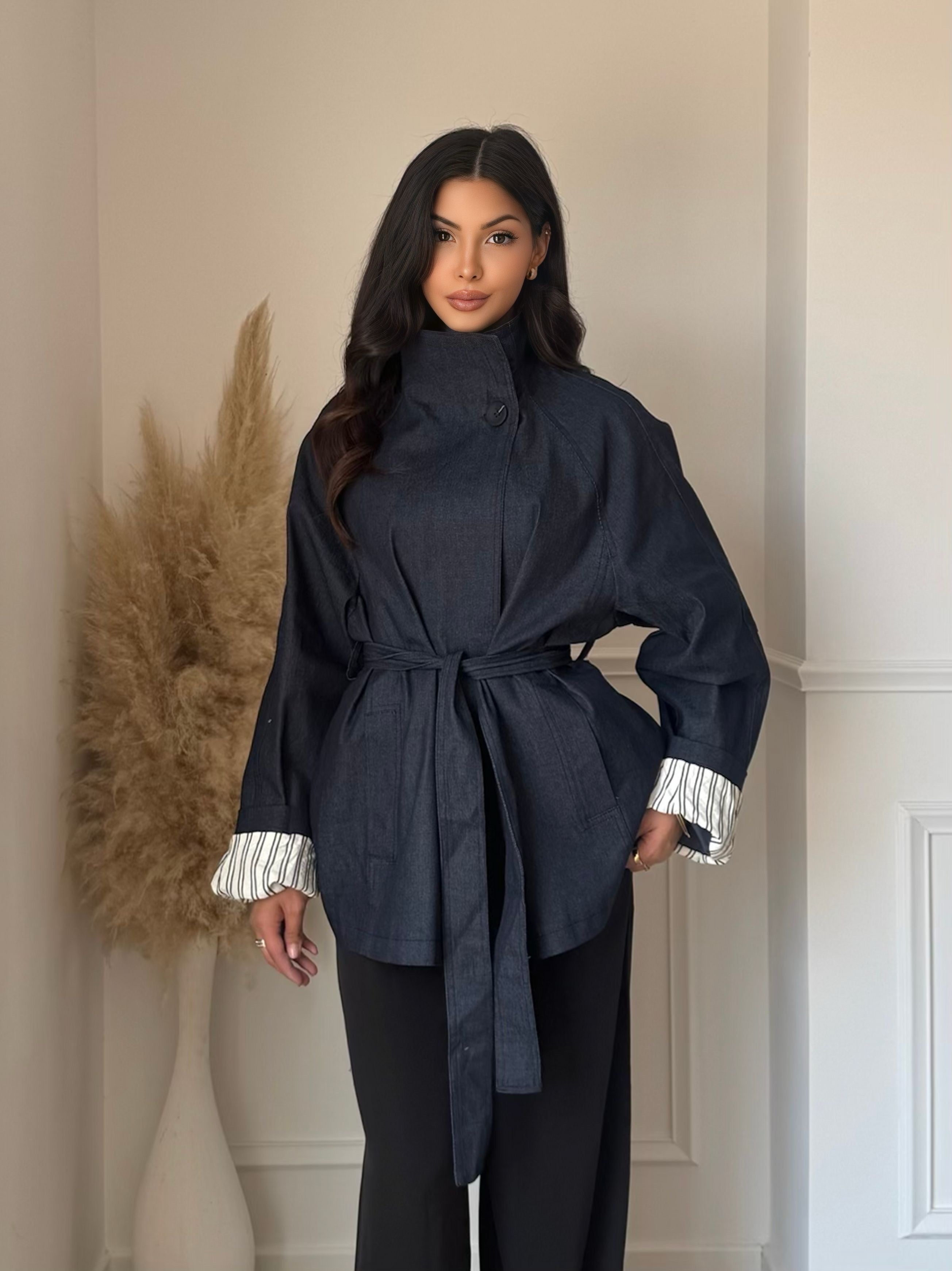 Trench oversize en jean ceinturé – style chic & moderne