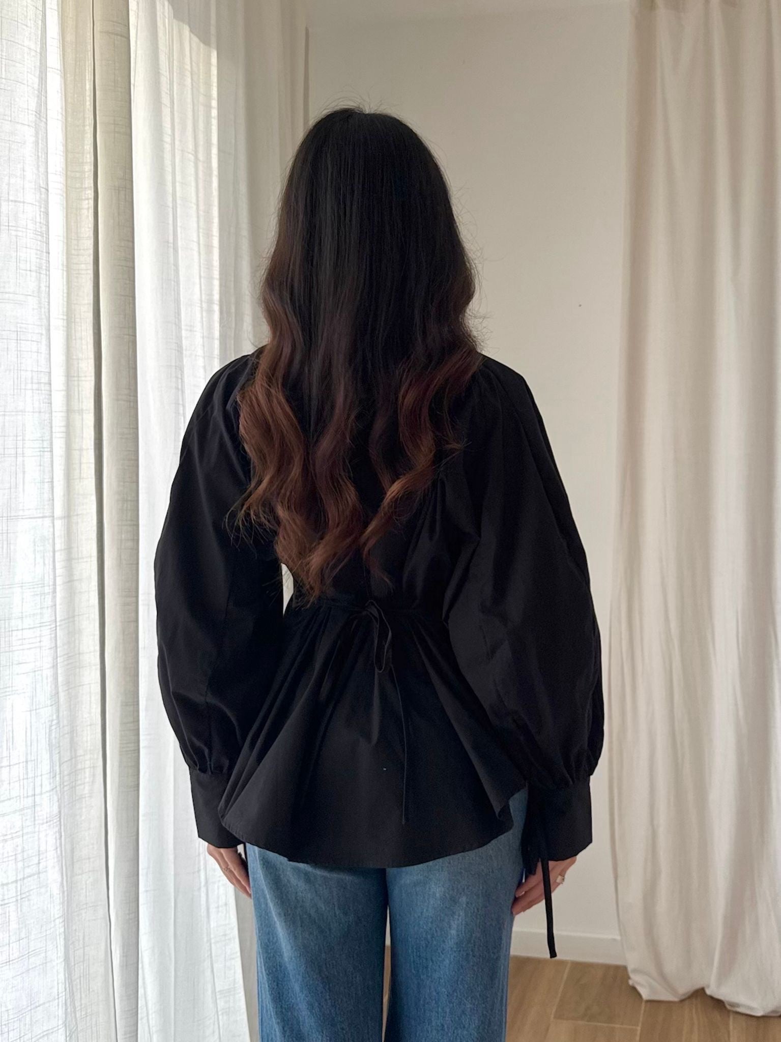 Chemise noire en coton – Manches ballon, dos ajustable à lien