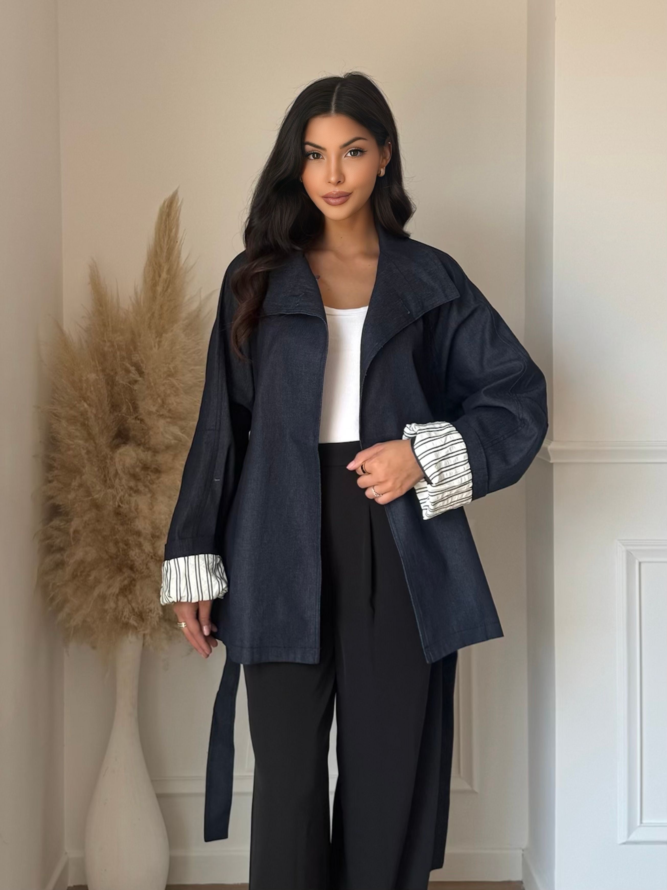 Trench oversize en jean ceinturé – style chic & moderne