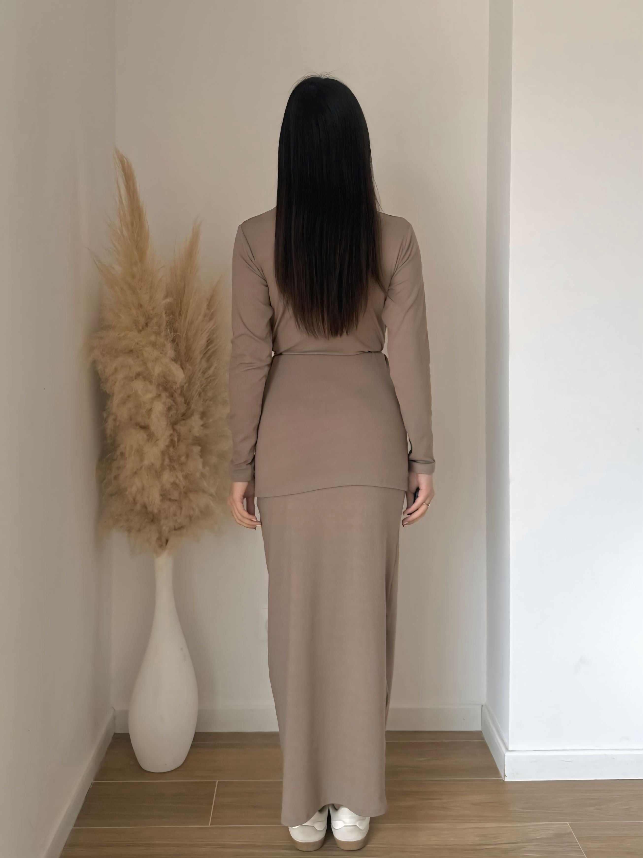 Ensemble top + jupe longue taupe – chic et confortable, effet robe