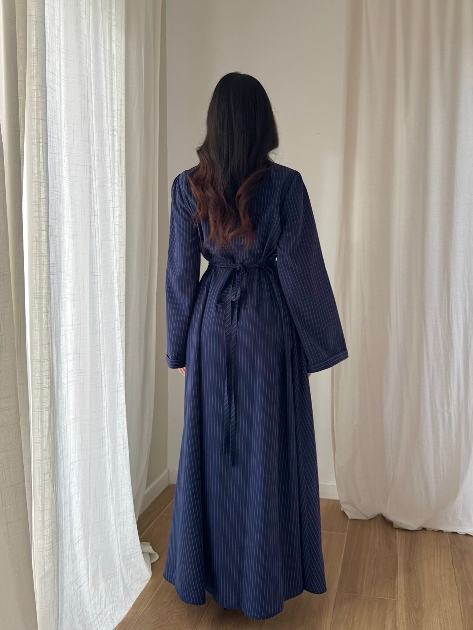 Robe longue rayée bleu marine – Coupe fluide ceinturée, manches larges